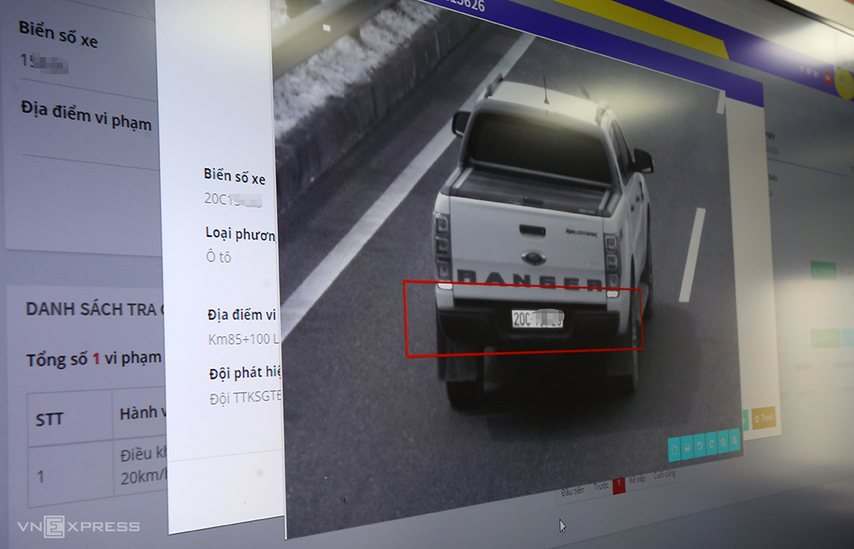 Camera trên cao tốc có thể quay 360 độ, chụp sắc nét ở khoảng cách cả km. Ảnh: Bá Đô