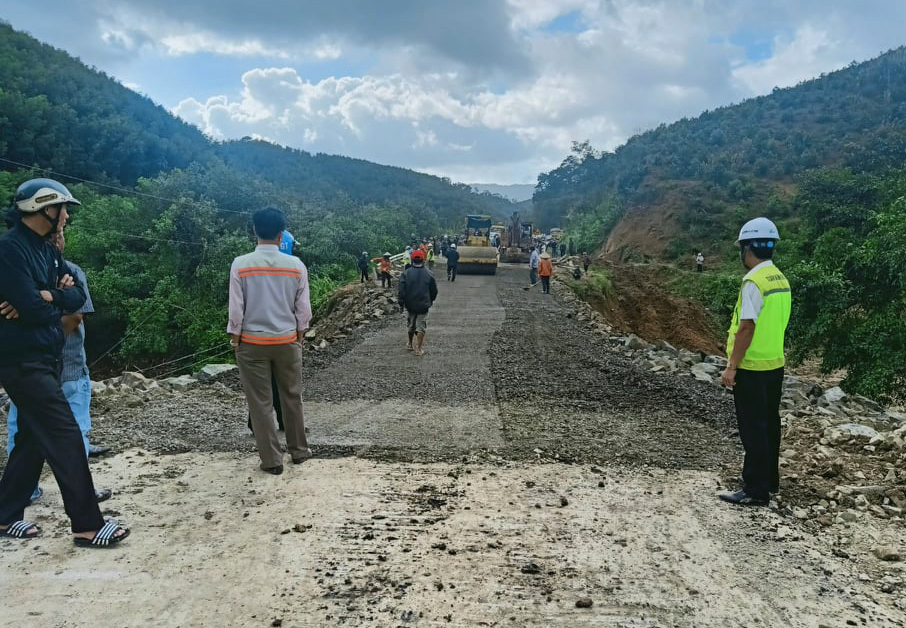 Sau ba ngày sửa chữa, tuyến Khánh Hòa - Đăk Lăk được thông xe, chiều 3/12. Ảnh: Ngọc Oanh.