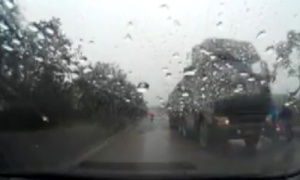 Xe tải chạy ngược chiều ở Hà Nội