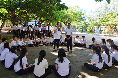 : Khoảng hơn 130 em học sinh khối lớp 10 và 11 Trường THPT Lý Sơn tham gia dự án. Ảnh: Thạch Thảo.