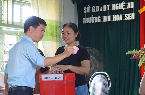 phu-huynh-boc-tham-cho-con-vao-truong-mam-non-hot-nhat-nghe-an-1