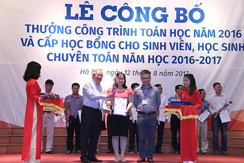 hon-400-hoc-sinh-sinh-vien-duoc-trao-hoc-bong-toan-hoc