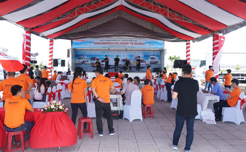 isuzu-va-hai-thap-ky-gan-ket-khach-viet-1