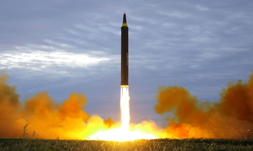 Tên lửa Hwasong-12 Triều Tiên phóng ngày 29/8. Ảnh: Reuters/KCNA.