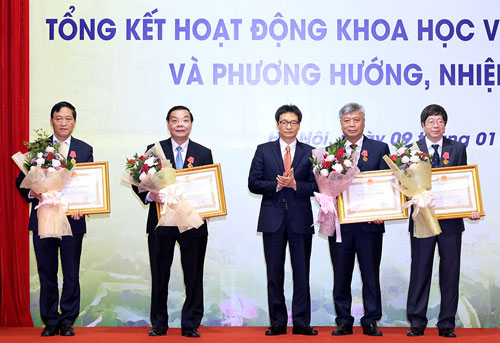 Phó thủ tướng Vũ Đức Đam trao  Huân chương Lao động cho các cán bộ, lãnh đạo của Bộ Khoa học Công nghệ. Ảnh: VGP