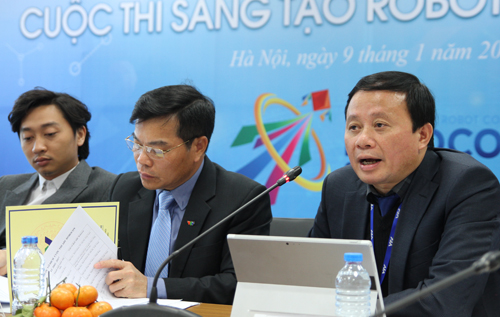 Ông Đỗ Quốc Khánh, Phó trưởng ban tổ chức cuộc thi Robocon 2018 giới thiệu chủ đề ném còn. Ảnh: Thùy Linh