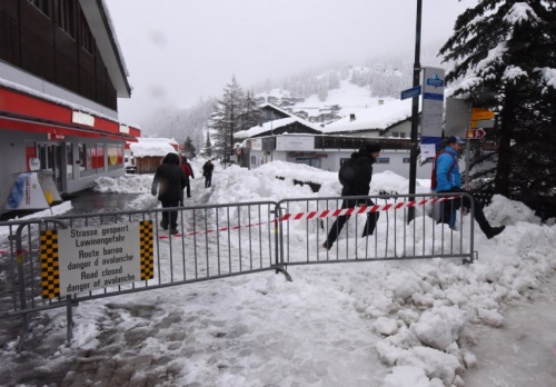 Biển cấm đường Tourists ignore a road closed sign after heavy snowfall and avalanches trapped more than 13,000 tourists at Zermatt, one of Switzerlands most popular ski stations, on January 9, 2018. The snow has blocked all roads and the train leading to the resort in the southern Swiss canton of Valais, which was also hit by some power outages.