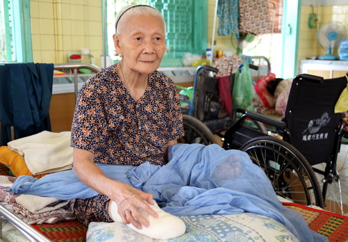 Cụ Anh với 40 năm sống đơn đọc trong làng phong Bến Sắn khi chưa một lần có người thân ghé thăm. Ảnh: Phước Tuấn