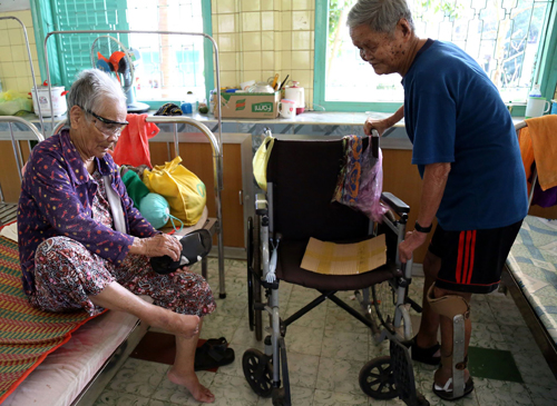 Hai vợ chồng sống với nhau hơn 35 năm tại làng phong Bến Sắn. Ảnh: Phước Tuấn.