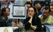 Có nên kéo cả nhà ra sân bay đón Việt kiều?