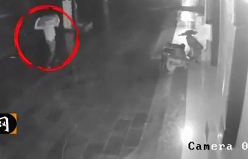 Hung thủ vác bao tải bị camera ghi lại.
