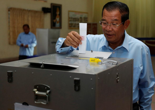 Thủ tướng Hun Sen bỏ phiếu sáng nay. Ảnh: Reuters.