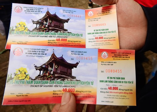 Nhiều người đi du xuân, cúng bái ở Yên Tư bức xúc vì tỉnh Quảng Ninh thu phí. Ảnh: Minh Cương