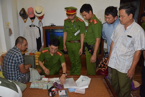 Công an Huế khám xét nhà Trương Minh Quang. Ảnh: Bình Nguyên.
