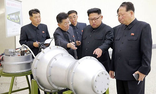 Lãnh đạo Triều Tiên Kim Jong-un đứng cạnh mô hình được cho là bom nhiệt hạch của Bình Nhưỡng. Ảnh: KCNA.