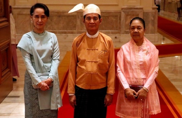 Ông U Win Myint, tân tổng thống Myanmar (giữa) và bà Aung Sann Suu Kyi (trái). Ảnh: Xinhua.