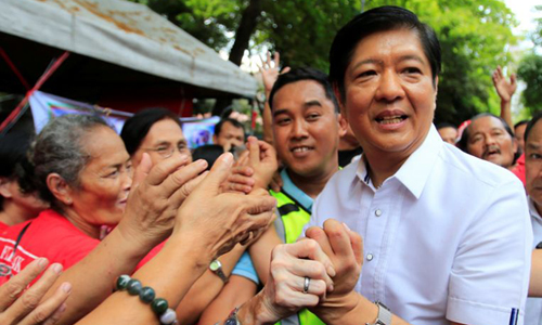 Ông Ferdinand Marcos Jr chào người ủng hộ bên ngoài tòa tối cao ở Manila ngày 2/4. Ảnh: Reuters.