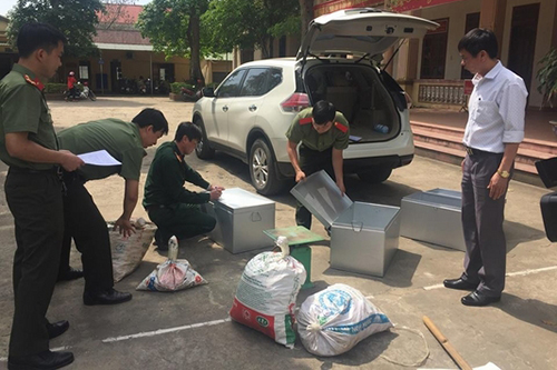 Tang vật thu giữ từ ôtô ông Tuấn. Ảnh: Công an Quảng Trị
