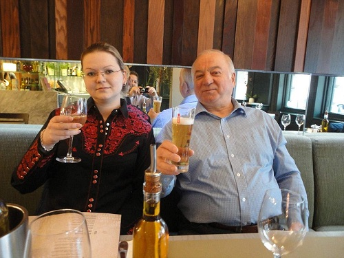 Ông Skripal và con gái ở nhà hàng Zizi tại thành phố Salisbury năm 2016. Đây là nhà hàng họ từng đến dùng bữa trước khi bị phát hiện bất tỉnh vì nhiễm độc thần kinh hôm 4/3 tại bãi đỗ xe gần đó. Ảnh: Facebook.