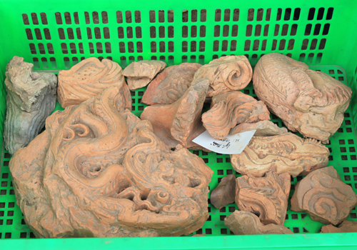 Ngói hình rồng được khai quật.