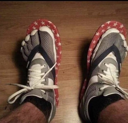 Sự kết hợp hoàn hảo giữa giày thể thao và dép tông.