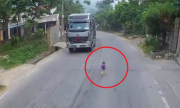 Tà i xế hú vÃa khi bà trai bÄng qua Äầu xe container