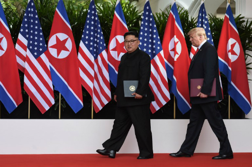 Lãnh đạo Triều Tiên Kim Jong-un (trái) và Tổng thống Mỹ Trump gặp nhau ngày 12/6 ở Singapore. Ảnh: AFP.