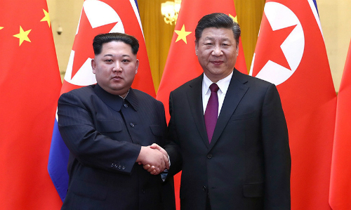 Lãnh đạo Triều Tiên Kim Jong-un (trái) hồi tháng 5 gặp Chủ tịch Trung Quốc Tập Cận Bình tại Đại Liên. Ảnh: Reuters.