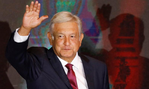 Andres Manuel Lopez Obrador vẫy tay với các cử tri sau khi kết thúc bỏ phiếu bầu cử tổng thống tại Mexico City hôm 1/7. Ảnh: Reuters.