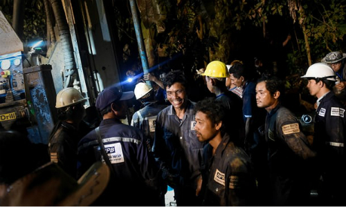 Đội cứu hộ Thái Lan vui mừng sau khi nghe tin đội bóng đá nhí đã được tìm thấy. Ảnh: AFP.