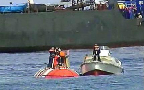 Tàu ngàm Priz (màu cam) nổi lên trên mặt biển sau khi được giải cứu năm 2005. Ảnh: AFP.