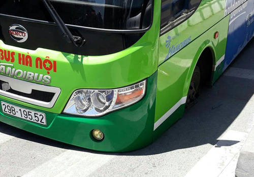 Xe buýt bị sụt khi đang lưu thông trên đường. Ảnh: Anh Duy