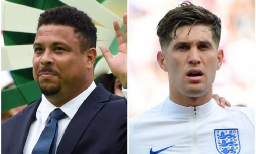 Huyền thoại bóng đá Brazil Ronaldo, trái, và trung vệ Anh John Stones. Ảnh: AFP.