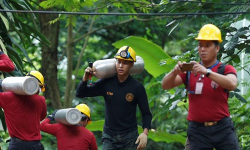 Các nhân viên cứu hộ tại hiện trường ngày 7/7. Ảnh: Reuters.