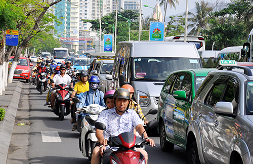 Giao thông tuyến đường Trần Phú, TP Nha Trang thường xuyên rơi vào cảnh ùn tắc. Ảnh: An Phước