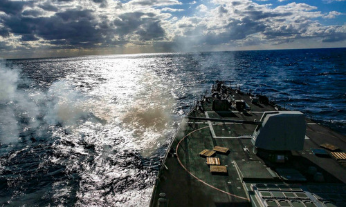 Tàu chiến Mỹ diễn tập bắn đạn thật trong diễn tập SWATT hôm 4/11. Ảnh: US Navy.