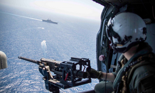 Xạ thủ trực thăng MH-60 theo dõi diễn tập SWATT trên tàu đổ bộ USS Kearsarge. Ảnh: US Navy.