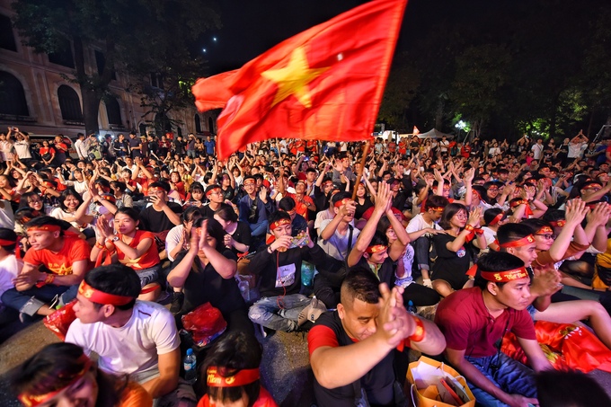 Cổ động viên 'tiếp lửa' cho tuyển Việt Nam từ Hà Nội
