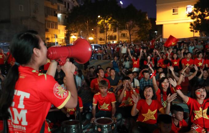 Cổ động viên 'tiếp lửa' cho tuyển Việt Nam từ Hà Nội