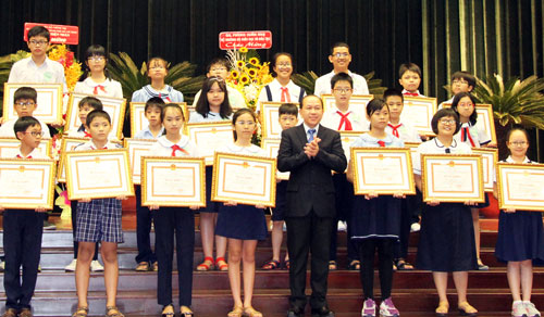 Học sinh giỏi TP HCM trong buổi lễ trao thưởng năm học 2016-2017. Ảnh: Mạnh Tùng.