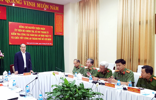 Bà thư Thà nh á»§y TP HCM Nguyá»
n Thiá»n Nhân trao Äá»i vá»i Ban giám Äá»c Công an TP HCM. Ảnh: Trung SÆ¡n