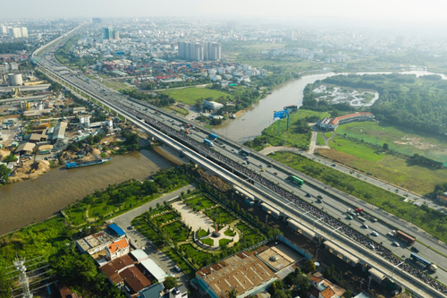 Tuyến Metro số 1 khởi công tháng 8/2012 với chiều dài gần 20km. Ảnh: Hữu Khoa. 