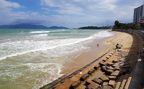 Bãi biển trên đường Phạm Văn Đồng, Nha Trang, nơi hai người nước ngoài gặp nạn. Ảnh: An Phước