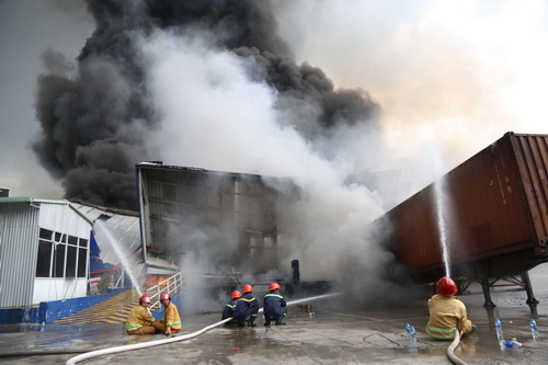 Nhiêu cảnh sát PCCC vẫn đang cố gắng dập lửa. Ảnh: Phước Tuấn