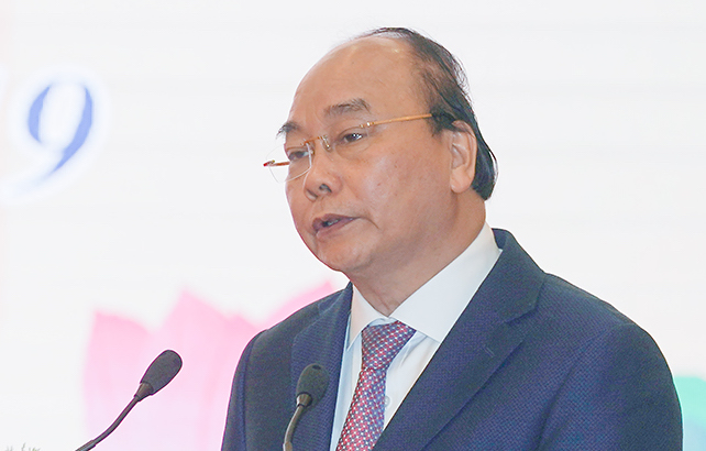 Thủ tướng Nguyễn Xuân Phúc phát động cán bộ, công chức, viên chức thi đua thực hiện văn hóa công sở sáng 19/5. Ảnh: VGP