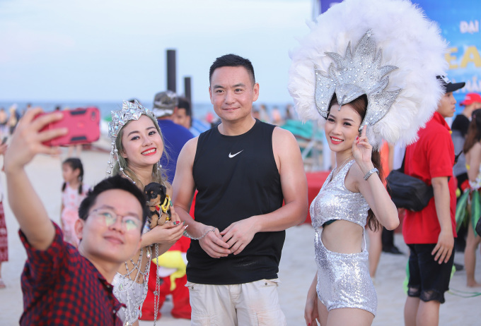 100 cô gái nhảy Flashmob bikini khuấy động mùa du lịch biển Đà Nẵng