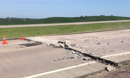 Đường cao tốc nứt toác dưới ảnh hưởng của nhiệt độ cao. Ảnh: CNN.