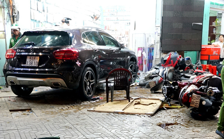 Ôtô hiệu Mercedes trong vụ tai nạn tông phần trước cửa hàng linh kiện sau khi húc 6 xe máy. Ảnh: Minh Tân.