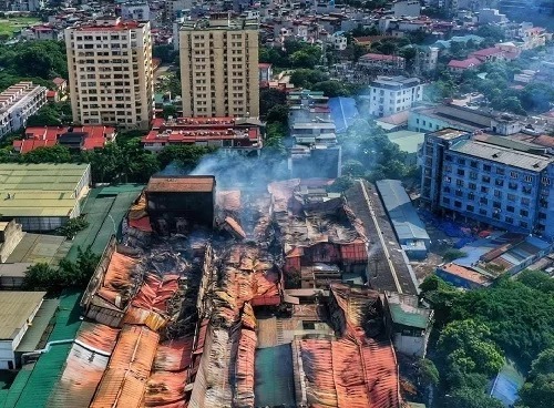 Nhà kho công ty Rạng Đông sau vụ cháy. Ảnh: Giang Huy