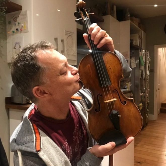 Nhạc công Stephen Morris và cây đàn violin của mình. Ảnh: Stephen Morris.